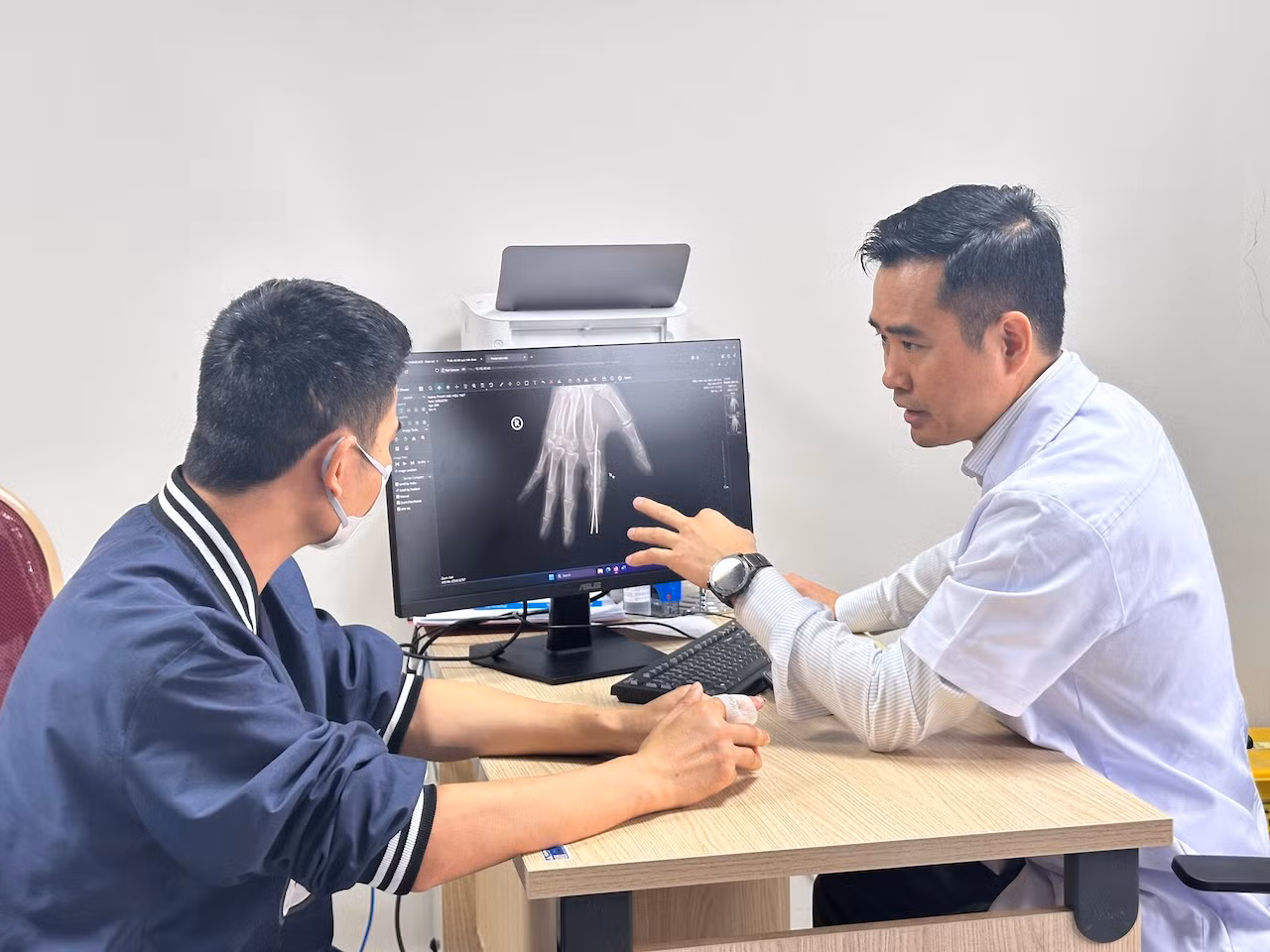 Nối ngón tay bị đứt rời cho thuỷ thủ sau 25 tiếng gặp tai nạn -0