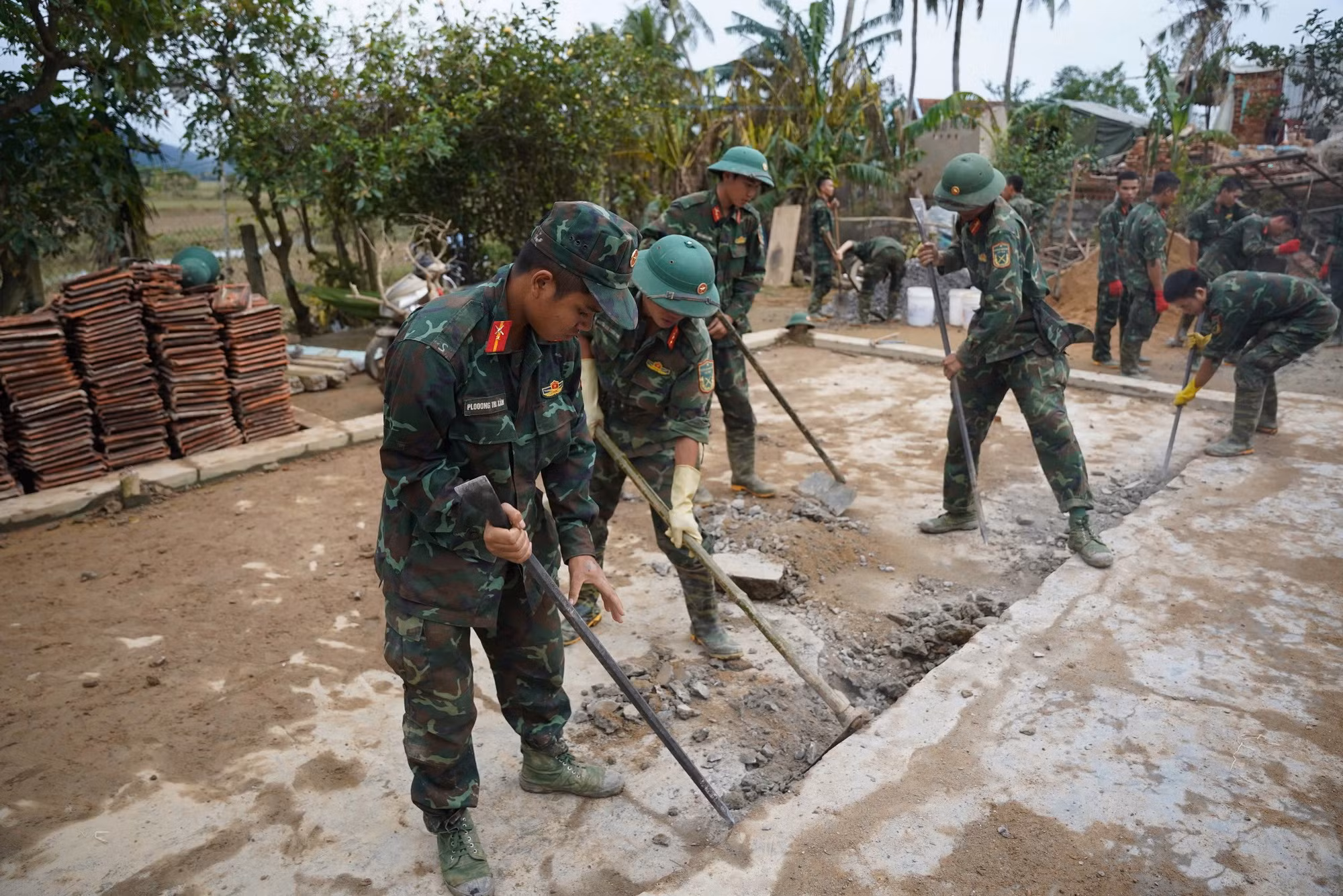  Ra quân xây dựng nhà ở cho người dân ở Đắk Lắk bị sập đổ nhà do lũ lụt -0