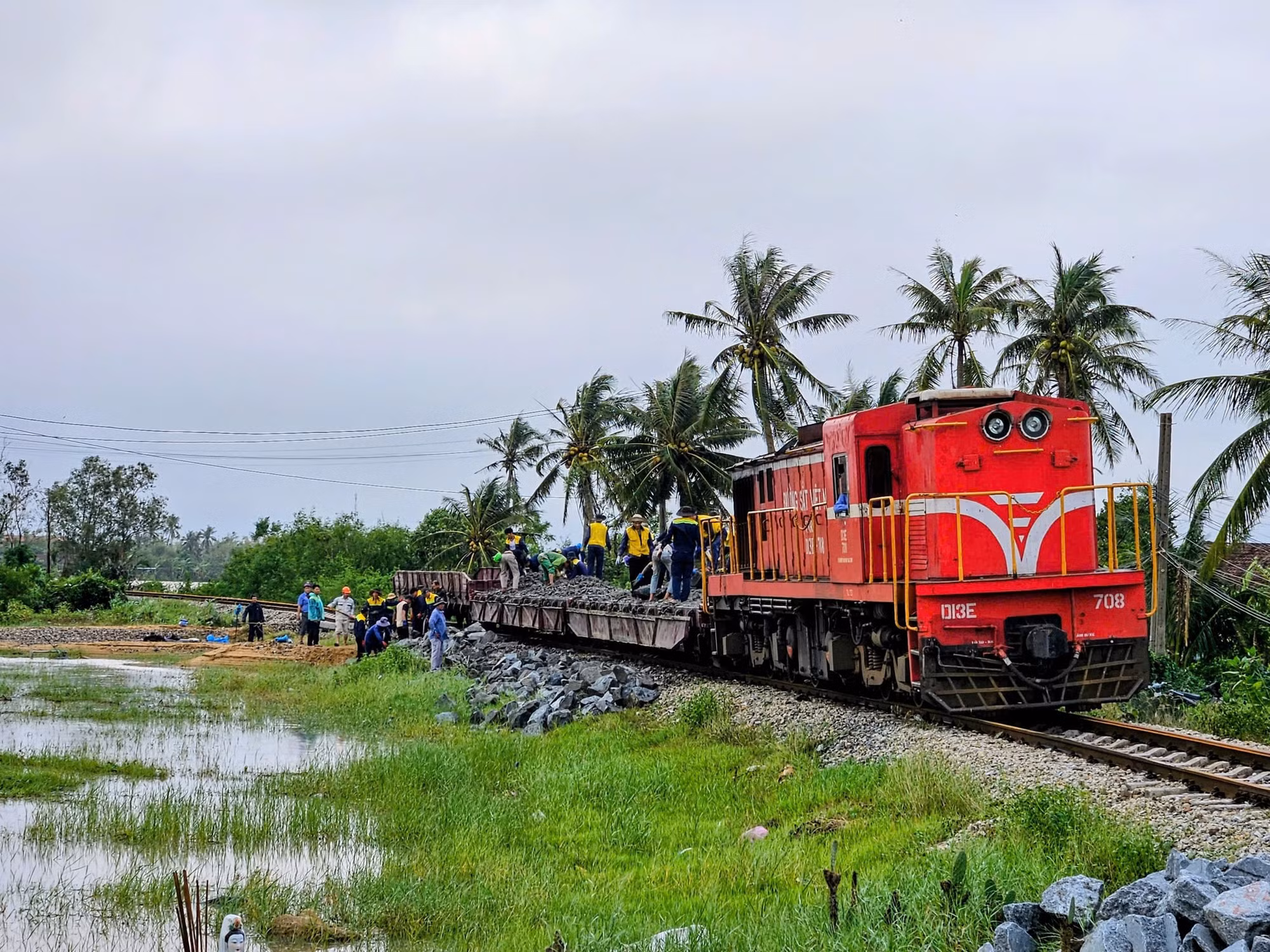 Hàng loạt chuyến tàu Bắc - Nam vẫn phải ngừng chạy do ảnh hưởng mưa lũ -0
