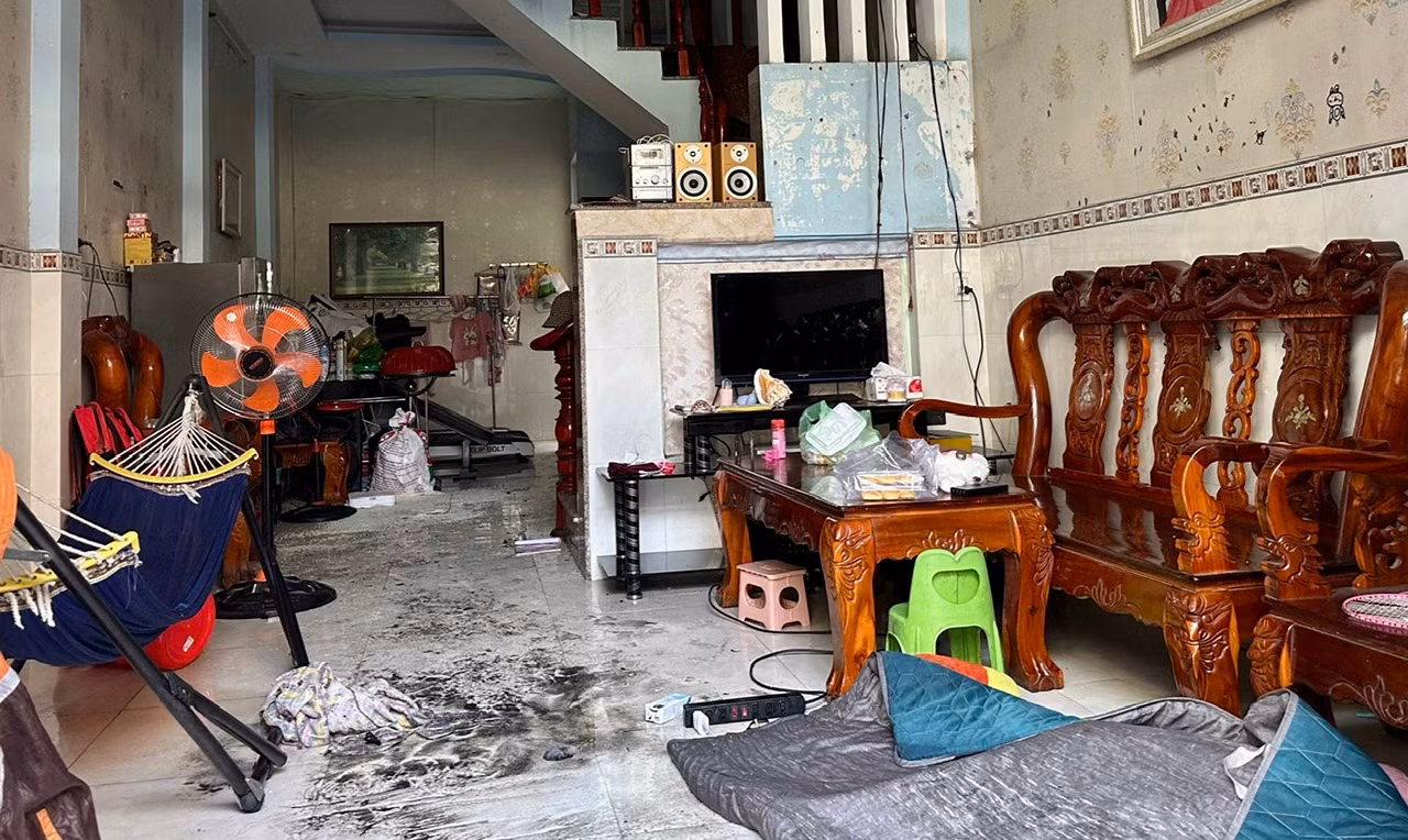 Cháy nhà bất thường, 4 người thương vong -0