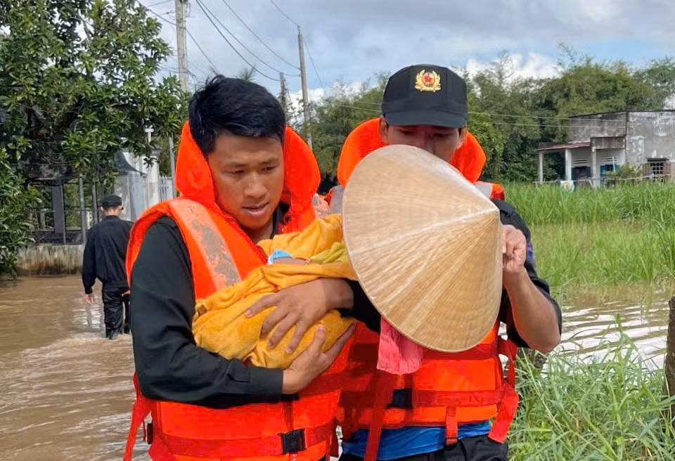 Công an Lâm Đồng xuyên đêm ngược dòng lũ dữ cứu dân -0