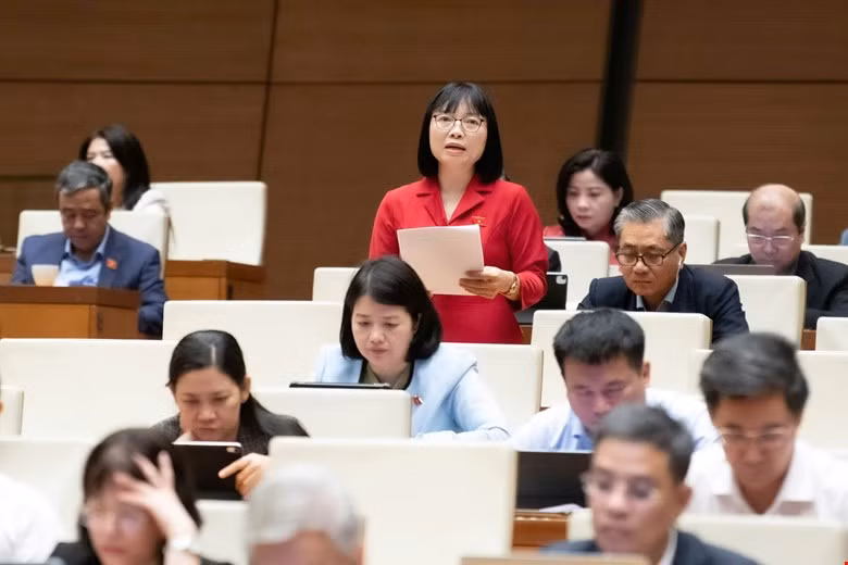 Nhói lòng hình ảnh đồng bào bị ảnh hưởng do thiên tai, đại biểu đề xuất gói hỗ trợ căn cơ -0