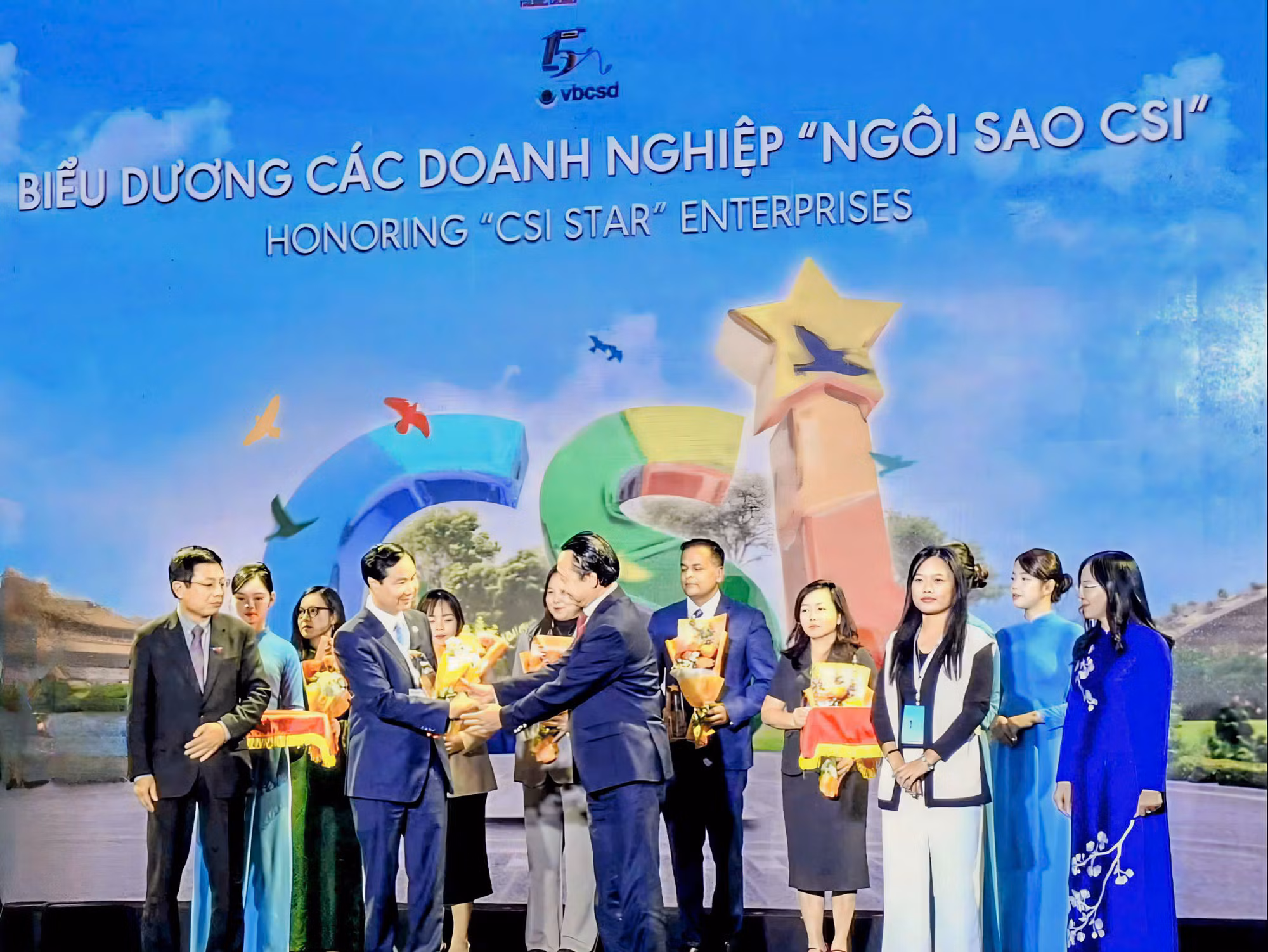  Bảo Việt nhận danh hiệu Ngôi sao CSI, 10 năm liên tiếp được vinh danh top 10 doanh nghiệp bền vững nhất Việt Nam -0