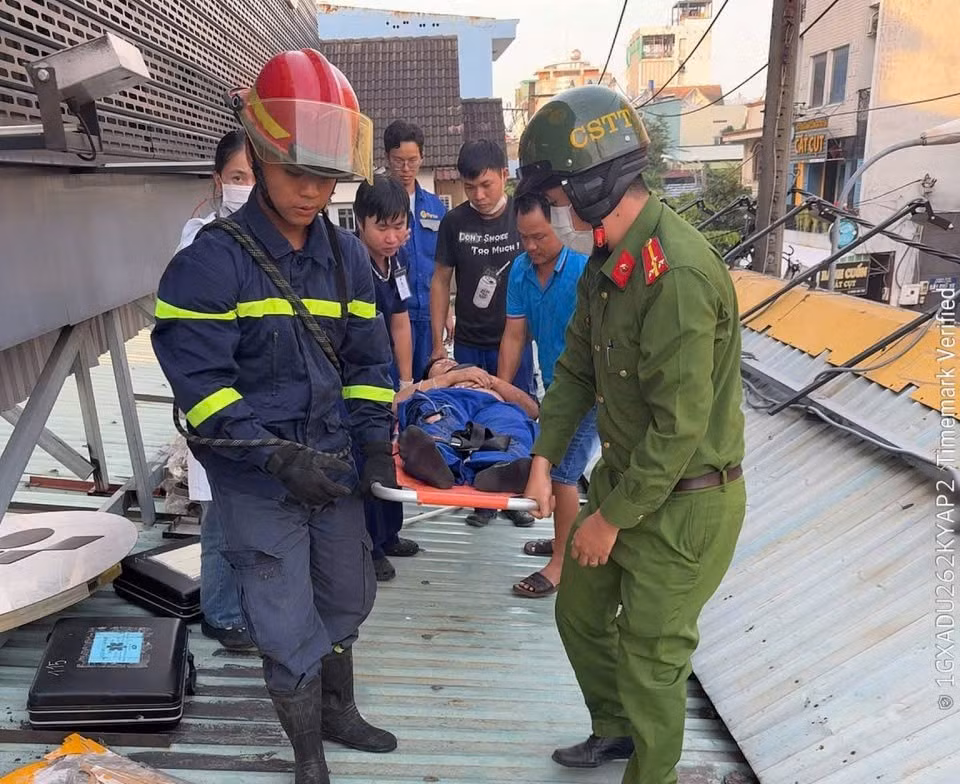 Hai cán bộ Tổ Cảnh sát trật tự Công an phường kịp thời cứu giúp hai người dân gặp nạn -3