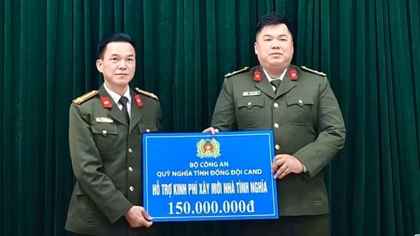 Công an tỉnh Cao Bằng trao kinh phí xây dựng nhà tình nghĩa cho cán bộ có hoàn cảnh khó khăn