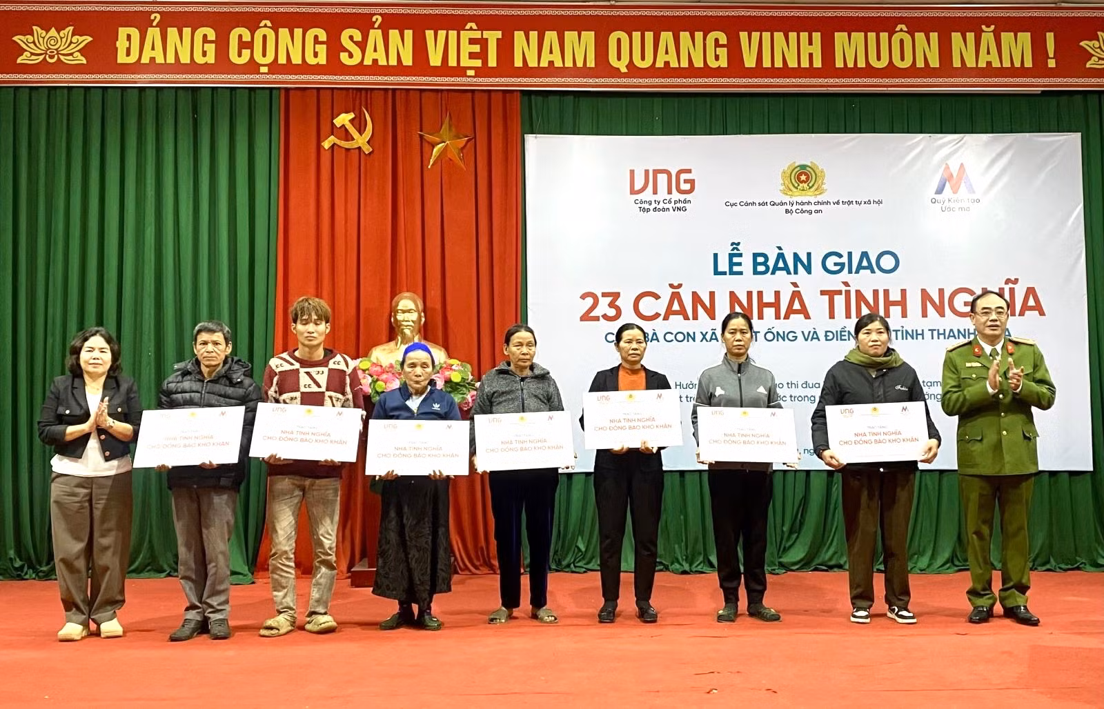 Trao tặng 23 căn nhà tình nghĩa, phát thuốc miễn phí cho các hộ nghèo và người dân vùng lũ -0