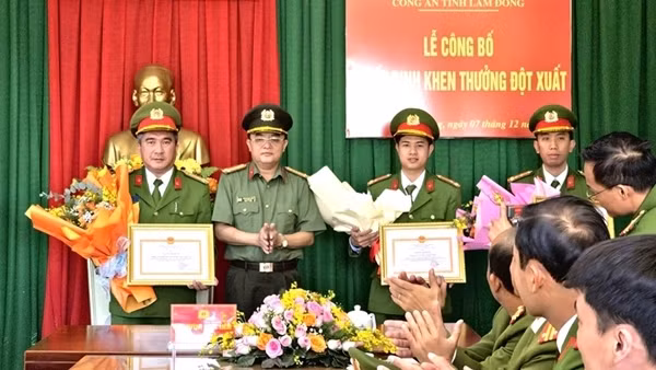 Khen thưởng Công an phường bắt nhanh đối tượng trộm tài sản của hoa hậu Mexico