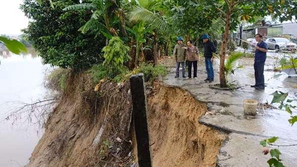 Sau lũ, sạt lở đất càng thêm trầm trọng dọc sông Đồng Nai