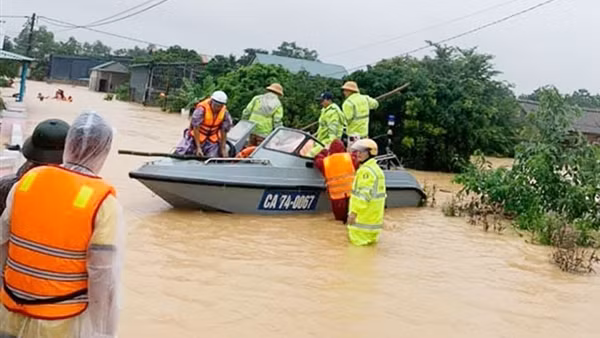 Dồn lực hỗ trợ nông dân khôi phục sản xuất sau mưa lũ