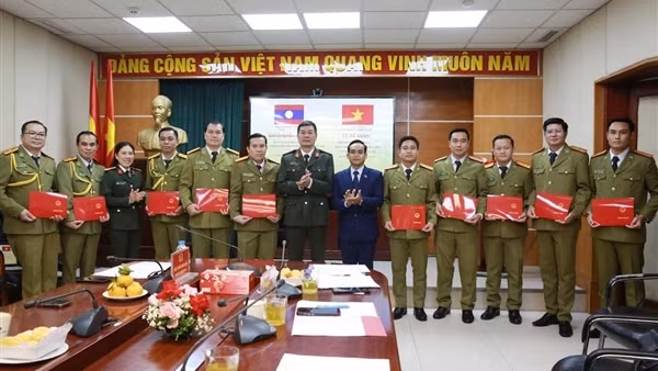 Bế giảng lớp bồi dưỡng chuyên đề báo chí, truyền thông cho cán bộ Công an Lào