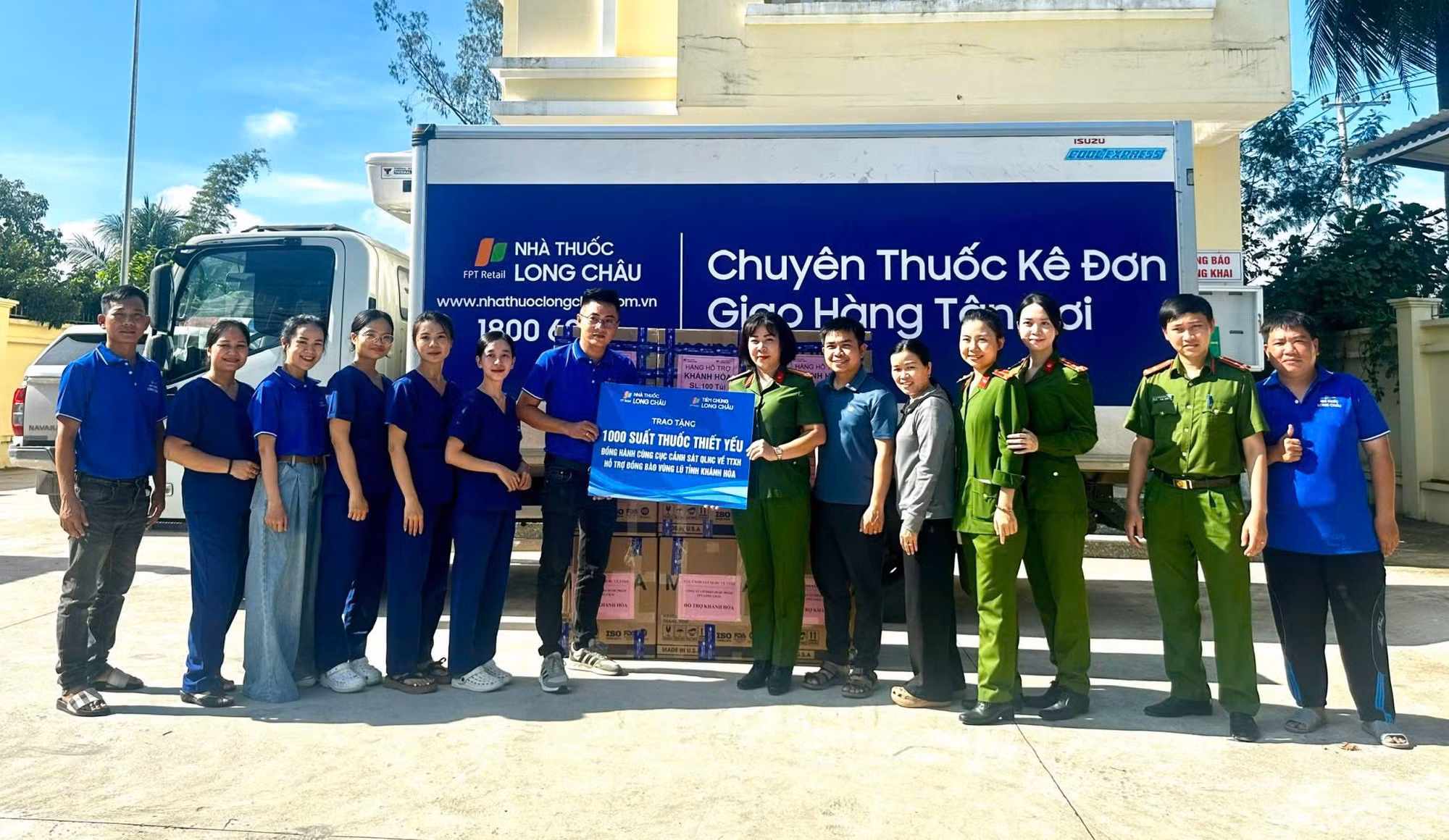 Trao tặng 23 căn nhà tình nghĩa, phát thuốc miễn phí cho các hộ nghèo và người dân vùng lũ -0