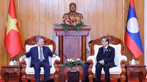 Tổng Bí thư Tô Lâm thăm, chúc sức khỏe các đồng chí nguyên lãnh đạo Lào