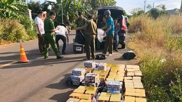 Truy đuổi 60km bắt đối tượng sử dụng ô tô vận chuyển gần nửa tấn pháo nổ