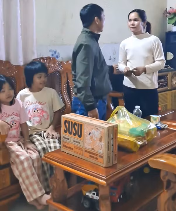 Vụ cha xích con trong phòng để đi làm: Hai cháu đã được giao cho bà ngoại chăm sóc -0