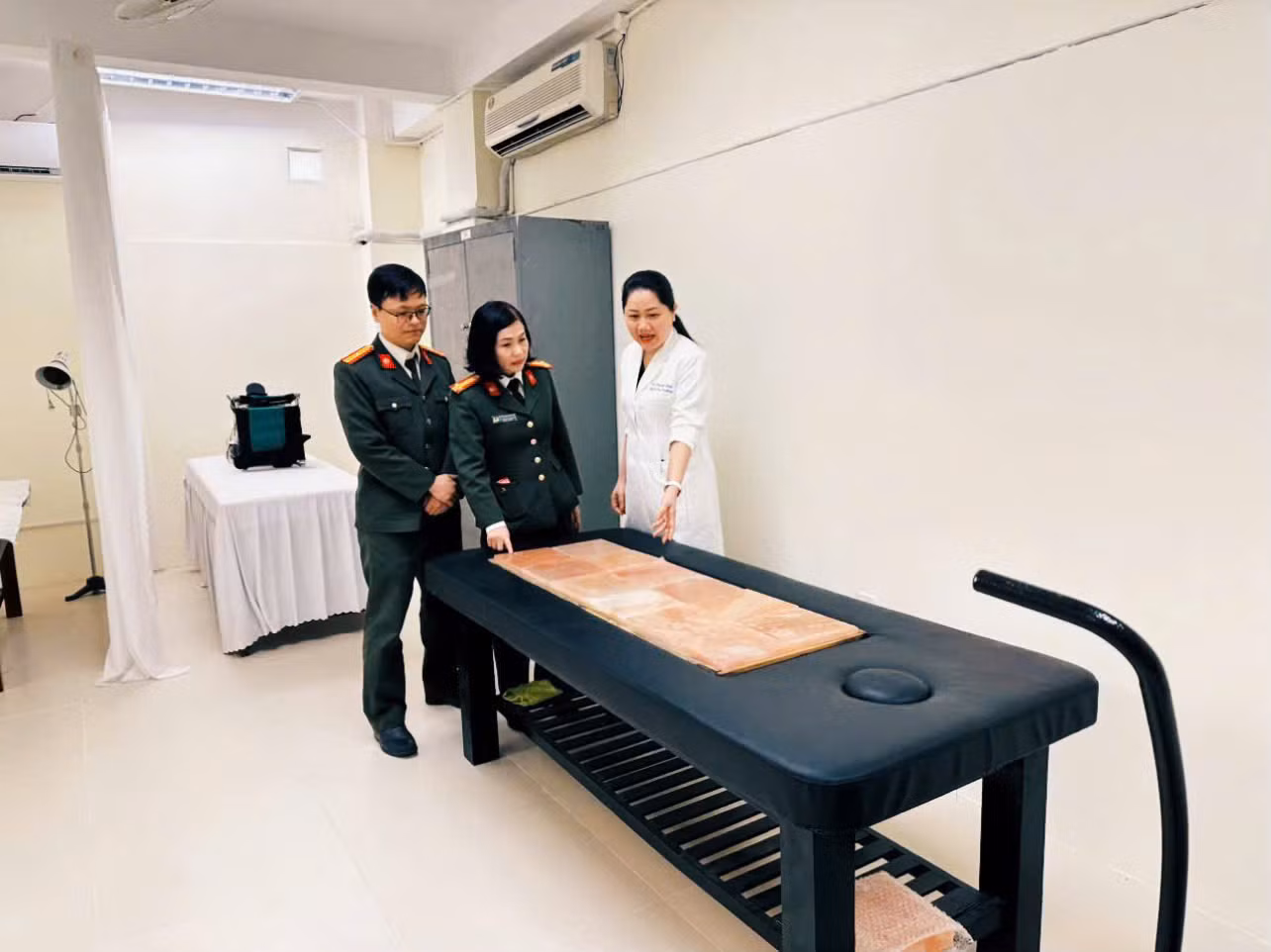 Bệnh viện Y học cổ truyền hỗ trợ nhân dân khắc phục hậu quả bão lũ tại Huế và chỉ đạo tuyến cho y tế cơ sở -0