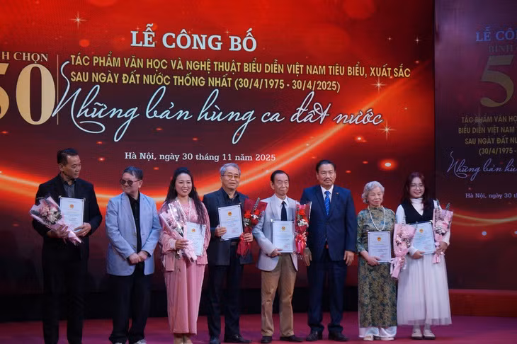 các tác gi%3f nh%3fn vinh danh trong bu%3fi l%3f công b%3f các tác ph%3fm van h%3fc và ngh%3f thu%3ft tiêu bi%3fu giai do%3fn 1975-2025.jpg -0