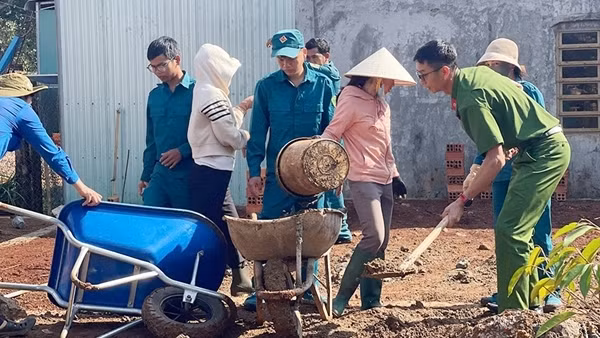 Người thầy giáo CAND hết lòng với đồng bào dân tộc thiểu số