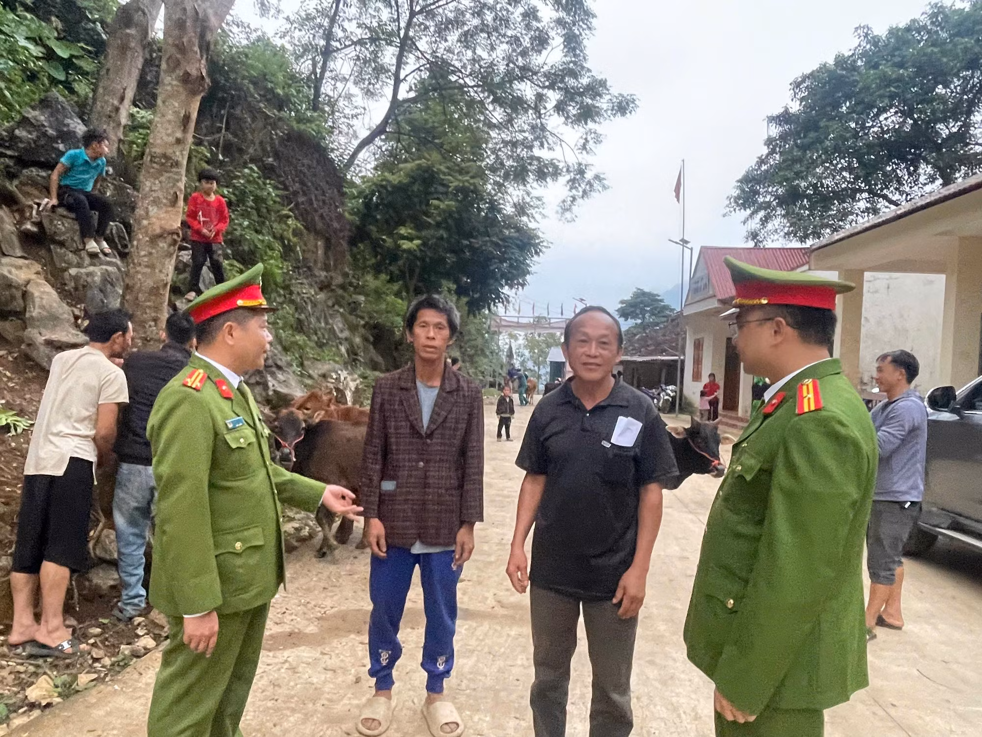 Nhịp sống mới của những xóm đồng bào Mông trên đỉnh núi (bài 1) -0
