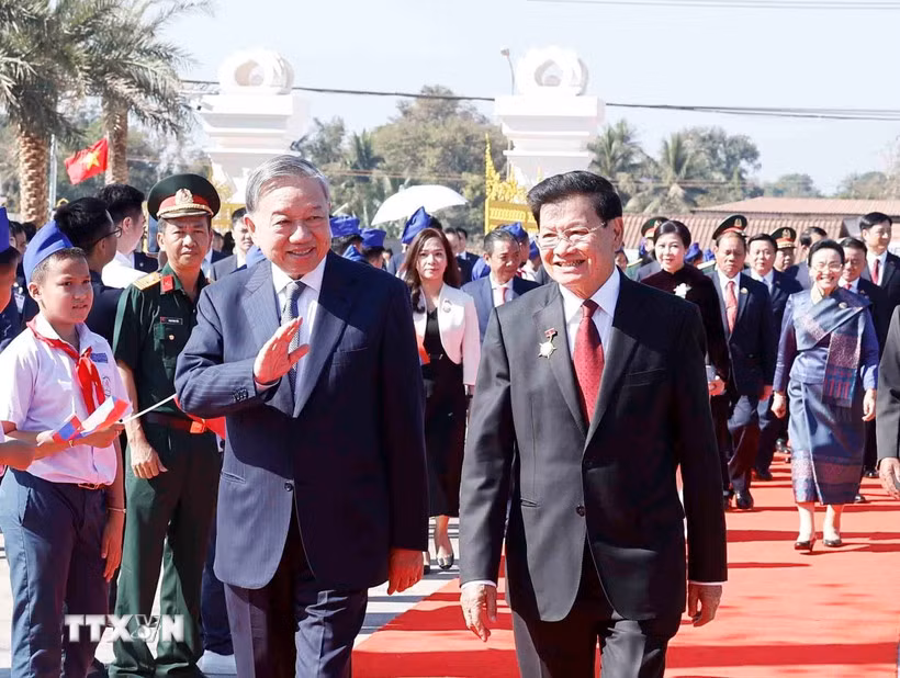 tong-bi-thu-to-lam-cung-tong-bi-thu-chu-tich-nuoc-lao-thongloun-sisoulith-du-khanh-thanh-cong-vien-huu-nghi-lao-viet-nam-02-2.jpg -0