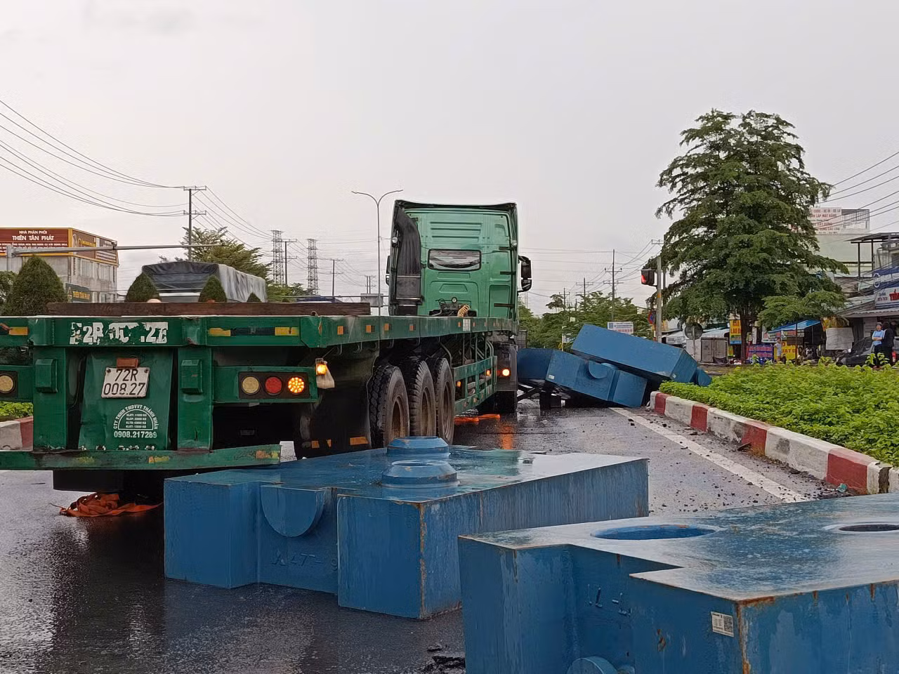 Bốn khối sắt hàng chục tấn rơi khỏi container, trúng người đi xe máy trên đường -1
