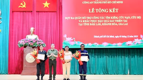 Những hình ảnh đẹp của CBCS Công an TP Hồ Chí Minh hết lòng vì người dân vùng bão lũ