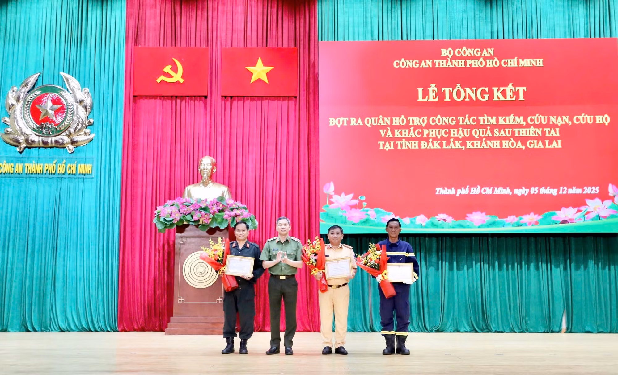 Những hình ảnh đẹp của CBCS Công an TP Hồ Chí Minh hết lòng vì người dân vùng bão lũ -0