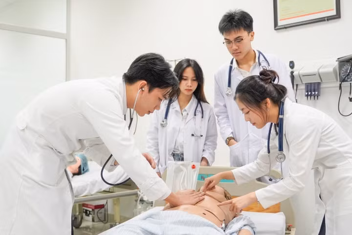 Nâng cao chất lượng đào tạo bác sĩ, cử nhân luật: Siết thế nào cho đúng? -0