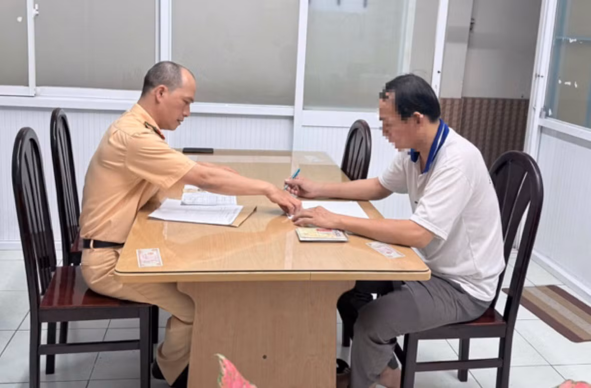 Tài xế xe buýt vượt đèn đỏ bị xử phạt 19 triệu đồng, trừ 4 điểm GPLX -0