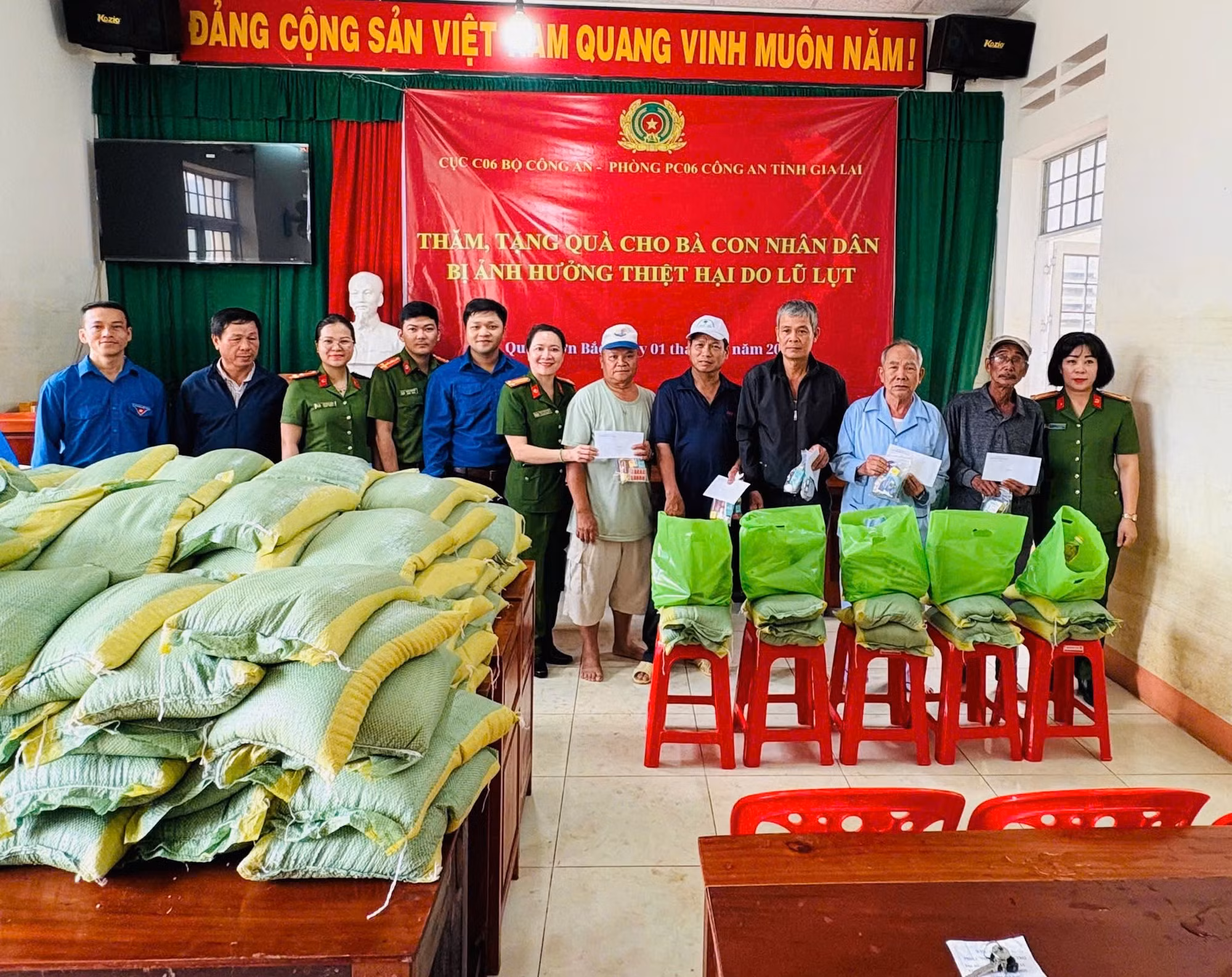 Trao tặng 23 căn nhà tình nghĩa, phát thuốc miễn phí cho các hộ nghèo và người dân vùng lũ -0
