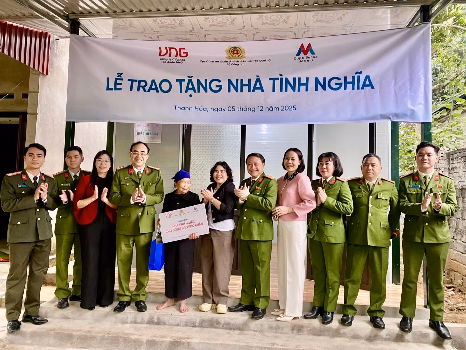 Trao tặng 23 căn nhà tình nghĩa, phát thuốc miễn phí cho các hộ nghèo và người dân vùng lũ -0