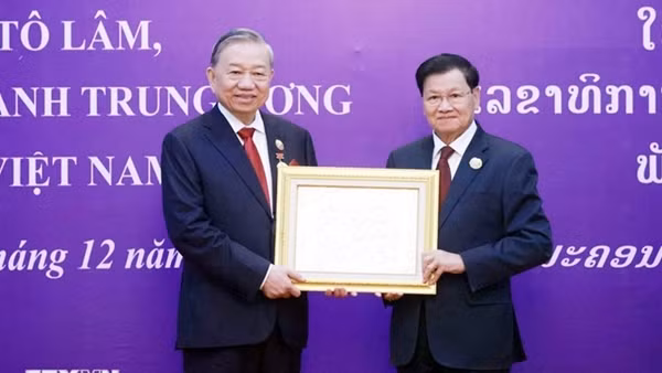 Trao Huân chương Vàng Quốc gia của nước CHDCND Lào tặng Tổng Bí thư Tô Lâm