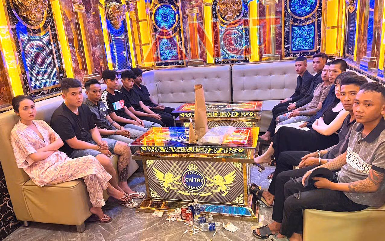 Đột kích quán karaoke ở Cần Thơ phát hiện nhiều đối tượng 