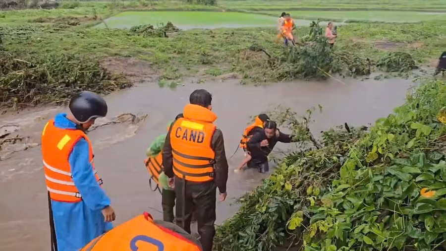 Mưa xuyên đêm, nhiều nơi ở Lâm Đồng sạt lở, ngập sâu trong nước -0