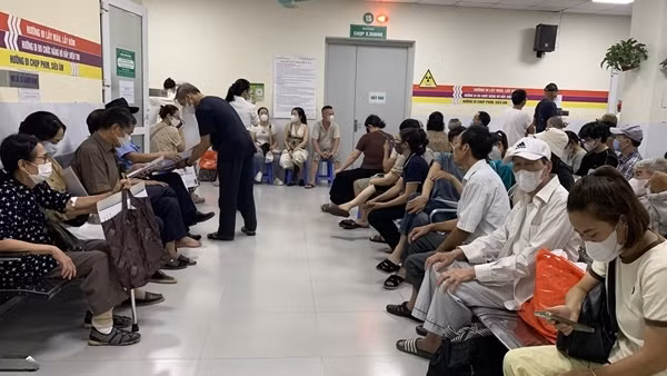 Bài toán nguồn tài chính khổng lồ để miễn viện phí toàn dân