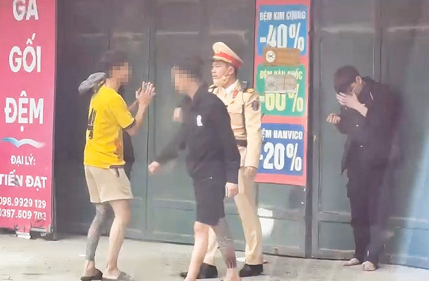 Trung tá CSGT Hà Nội ngăn chặn côn đồ, bảo vệ người dân -0