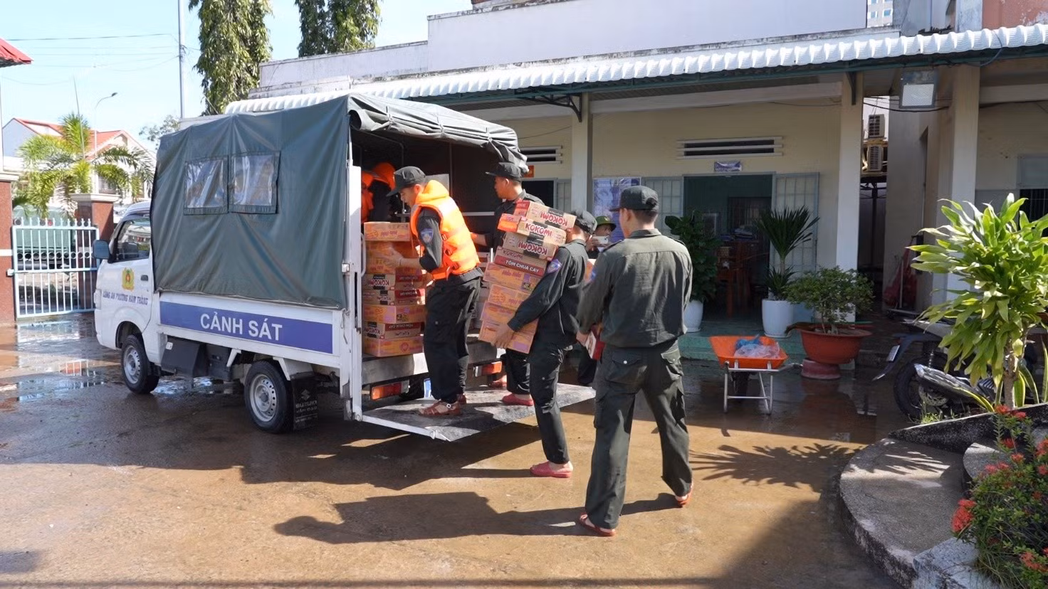 Công an tỉnh Lâm Đồng tập trung lực lượng cứu nạn, cứu hộ và hỗ trợ người dân tại các khu vực bị cô lập -0