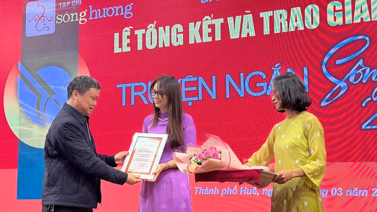 lê vi thu%3f nh%3fn gi%3fi nh%3ft truy%3fn ngan t%3fp chí sông huong.jpg -1
