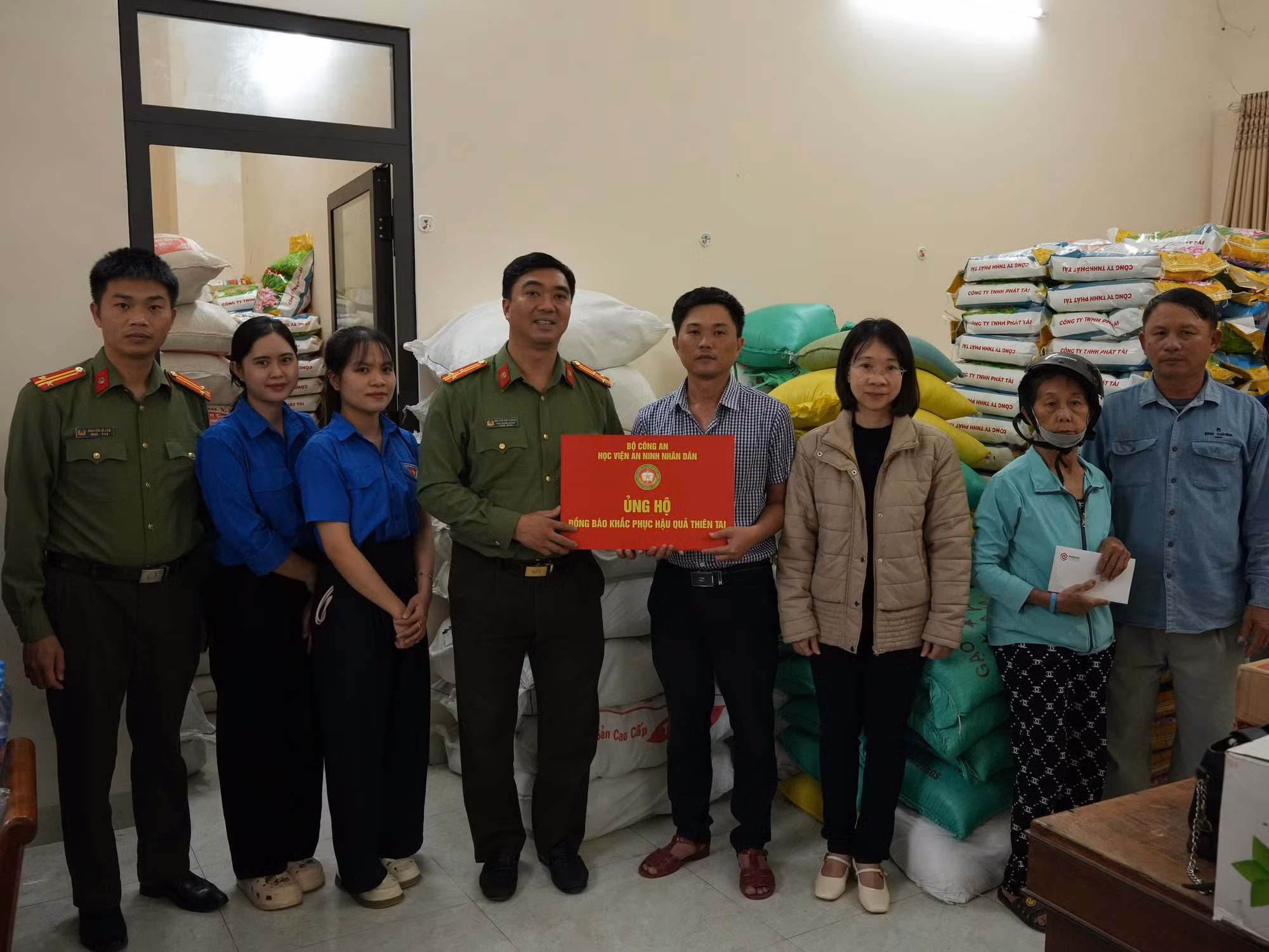 Học viện ANND ủng hộ 26 tấn nhu yếu phẩm hỗ trợ đồng bào các tỉnh bị thiệt hại do lũ lụt -0