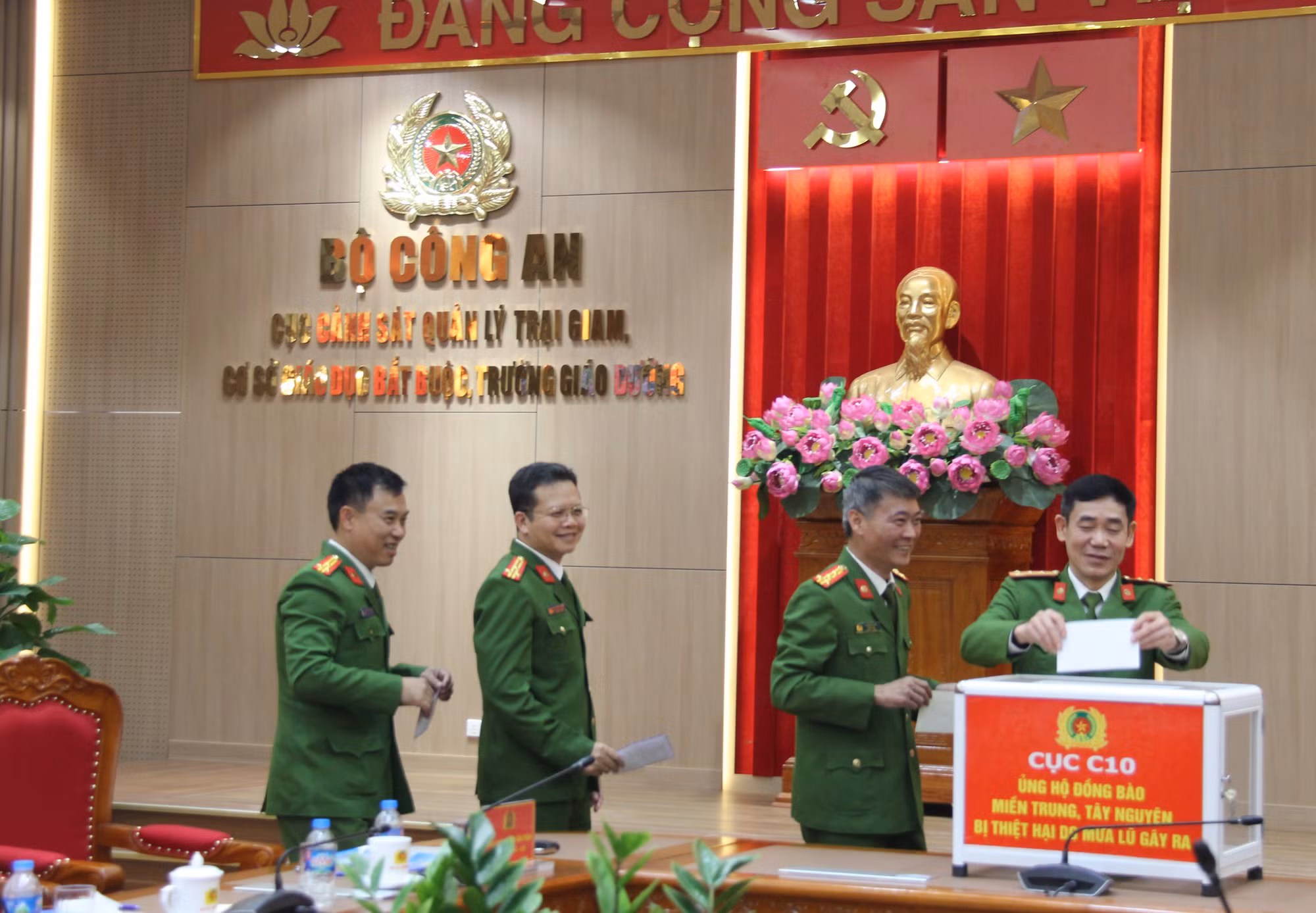 Lực lượng Cảnh sát Quản lý trại giam ủng hộ đồng bào miền Trung, Tây Nguyên bị thiệt hại do bão, lũ -2