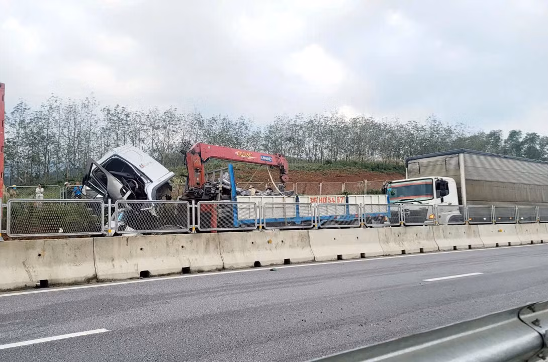 Tai nạn giao thông nghiêm trọng trên cao tốc Bắc-Nam làm 5 người thương vong -0