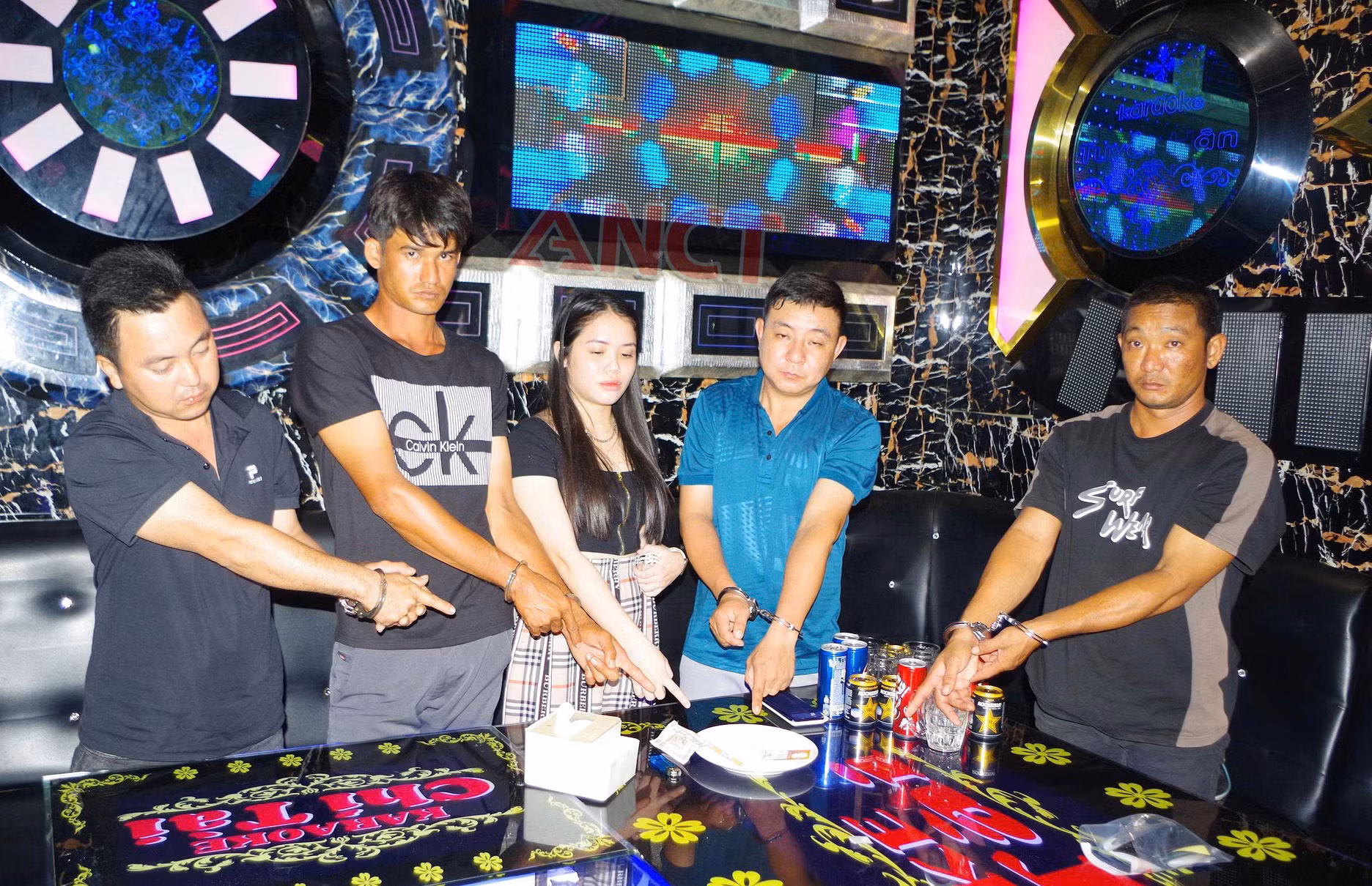 Đột kích quán karaoke ở Cần Thơ phát hiện nhiều đối tượng 