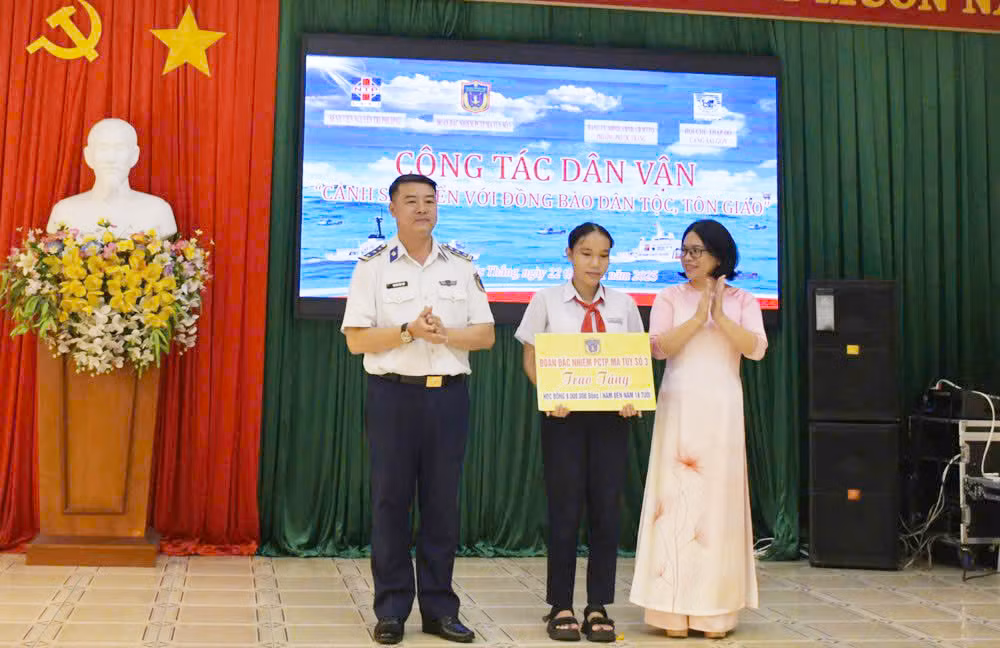 Đẩy mạnh tuyên truyền pháp luật, tình yêu biển đảo cho học sinh -1