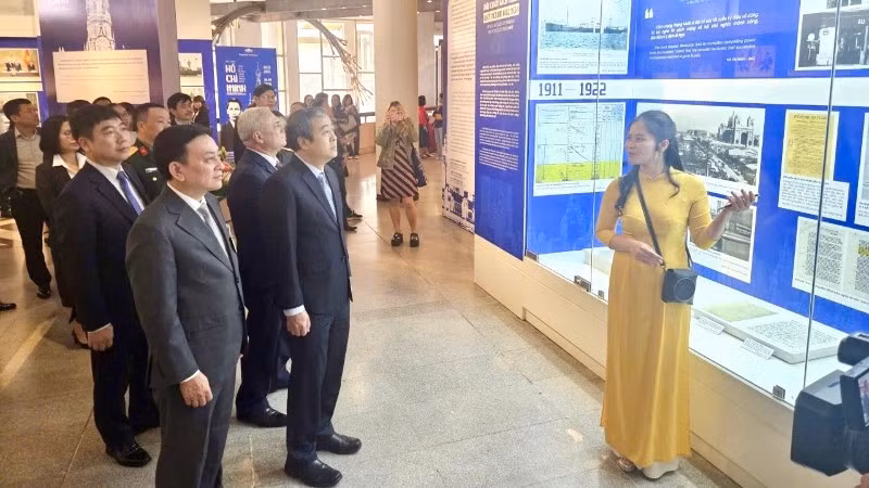 Khai mạc trưng bày chuyên đề “Dấu chân Hồ Chí Minh trên quê hương Cách mạng Tháng Mười” -0