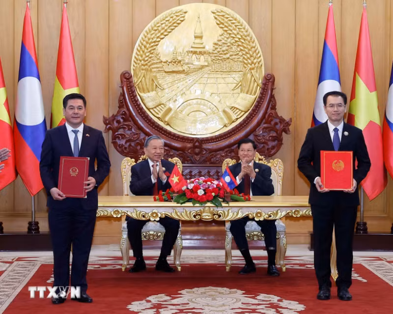 Tổng Bí thư Tô Lâm và Tổng Bí thư, Chủ tịch nước Lào chứng kiến Lễ trao các văn kiện hợp tác -0