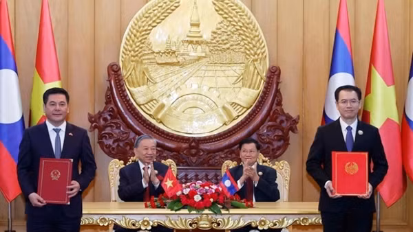 Tổng Bí thư Tô Lâm và Tổng Bí thư, Chủ tịch nước Lào chứng kiến Lễ trao các văn kiện hợp tác