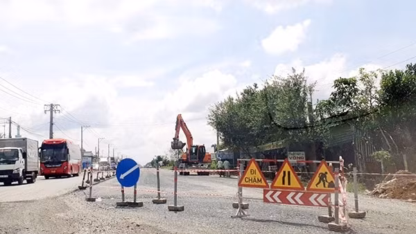 Đẩy nhanh tiến độ thi công các tuyến cao tốc trọng điểm ở miền Tây