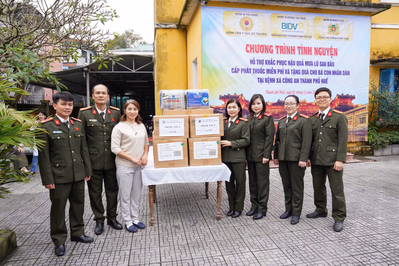 Bệnh viện Y học cổ truyền hỗ trợ nhân dân khắc phục hậu quả bão lũ tại Huế và chỉ đạo tuyến cho y tế cơ sở -0