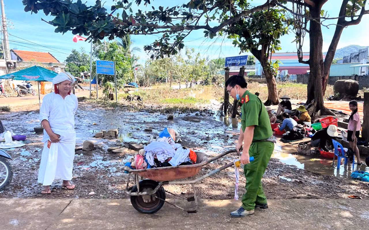 Công an tỉnh Lâm Đồng tập trung lực lượng cứu nạn, cứu hộ và hỗ trợ người dân tại các khu vực bị cô lập -0
