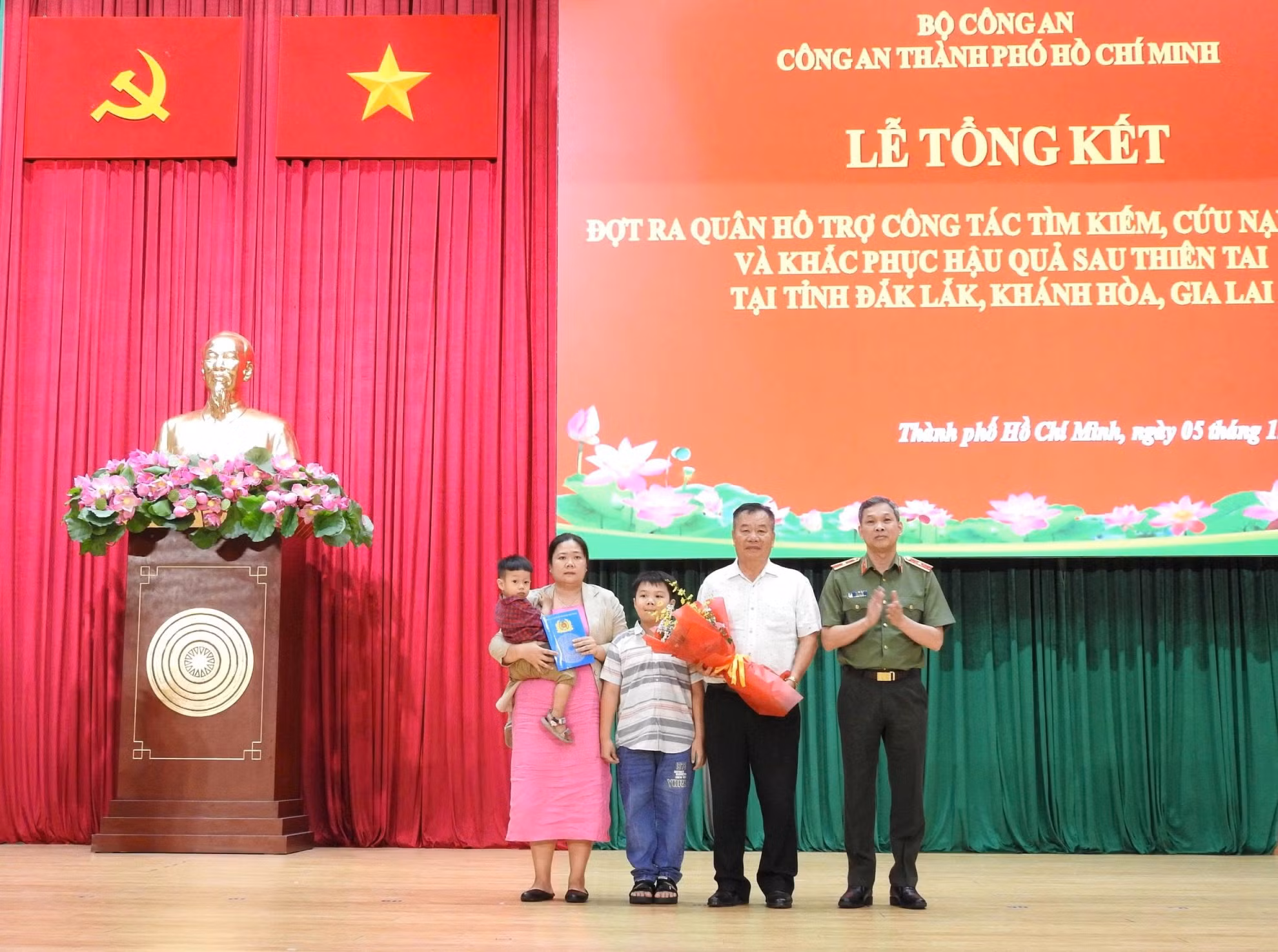 Những hình ảnh đẹp của CBCS Công an TP Hồ Chí Minh hết lòng vì người dân vùng bão lũ -3