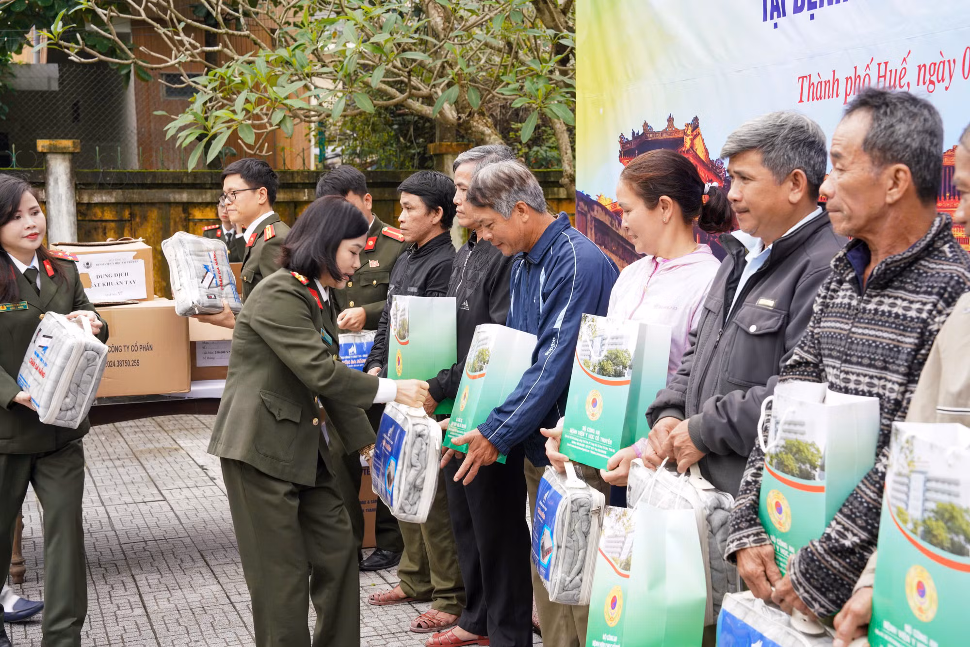 Bệnh viện Y học cổ truyền hỗ trợ nhân dân khắc phục hậu quả bão lũ tại Huế và chỉ đạo tuyến cho y tế cơ sở -0